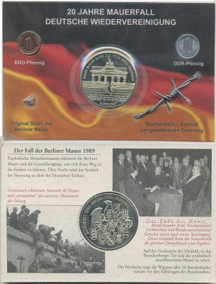 ГЕРМАНИЯ НАБОР ИЗ 2 МОНЕТ И МЕДАЛИ 2009 ОРИГИНАЛЬНЫЙ НАБОР В КАРТОННОМ БУКЛЕТЕ ПОСВЯЩЕННЫЙ 20- ЛЕТИЮ СНОСА БЕРЛИНСКОЙ СТЕНЫ, И НАРОДНОМУ ЕДИНСТВУ, СОДЕРЖИТ 1 ПФЕННИГ ФРГ И 1 ПФЕННИГ ГДР, ЖЕТОН 9 НОЯБРЯ 1989 ГОДА СО СНЕСЁННОЙ БЕРЛИНСКОЙ СТЕНОЙ НА ФОНЕ БРАН