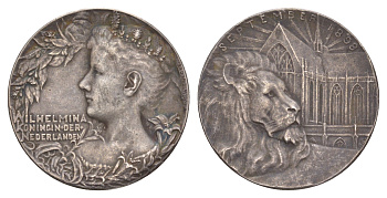 Нидерланды медаль в память о восшествии на престол королевы Вильгельмины, 6 сентября 1898 1898 Голландский лев перед Новой церковью, медальер И. К. Винеке, диаметр 27 мм, вес 8,65 гр серебро 5010-1531