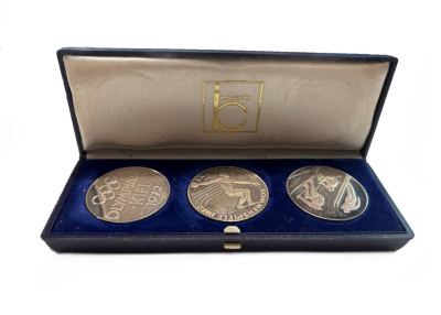 ФРГ красочный набор из 3 медалей посвященных Олимпиадам 1972 года в Мюнхене и Саппоро, а также олимпийскому соревновая по парусному спорту проходимшим в городе Киль 1972 диаметр 35 мм, вес 15,1 гр серебро PROOF 8-2-05-37