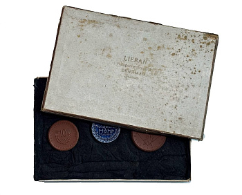 Германия (Саксония, Мейсен и Хер) набор из 6 нотгельдов (50 пфеннигов, 75 пфеннигов и 10 марок и медаль фестиваля Вина) 1921-1922 коробка Йозефа Либана - крупнейшего торговец нотгельдами в Голландии Men05 8048.8, 8048.12, Scheuch#?395 фарфор 1-4-3-08