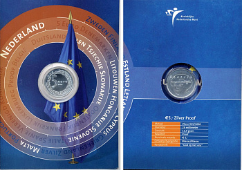 Нидерланды 5 евро 2004 королева Нидерландов Беатрикс, вступление в ЕЭС, в оригинальном картонном буклете KM 252 серебро PROOF 5-6-2-02
