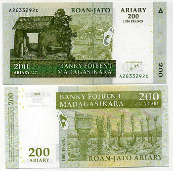 Мадагаскар 200 ариари (1000 франков) 2004 деревенские хижины, скульптуры Алоало, подпись 5 Pick 87 a бумага UNC (пресс) 445-69-1