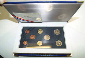 Франция евронабор из 8 монет 2001 в оригинальной упаковке монетного двора PROOF 1-4-6-04