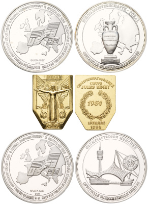 Германия набор из 2 медалей посвященных Чемпионату Европы по футболу 1988 проходившим ФРГ, а также памятного значка в честь победы сборной ФРГ на Чемпионате Мира в 1954 году 1987 медали - диаметр 40 мм, вес 19,91 гр; размер значка 30x23 мм PROOF 8-2-05-43