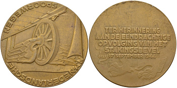 НИДЕРЛАНДЫ МЕДАЛЬ 1970-е НИДЕРЛАНДСКИЕ ЖЕЛЕЗНЫЕ ДОРОГИ, В ПАМЯТЬ СОЕДИНЕНИЯ 17 СЕНТЯБРЯ 1944 ГОДА, ДИАМЕТР 50 ММ., ВЕС 49 ГР. бронза 1089-5-41