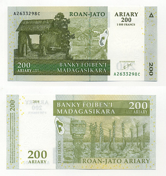Мадагаскар 200 ариари (1000 франков) 2004 деревенские хижины, скульптуры Алоало, подпись 5 Pick 87 а бумага UNC (пресс) 6283-25-1