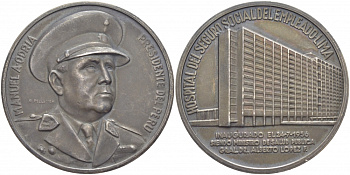 ПЕРУ МЕДАЛЬ 1956 СОТРУДНИКУ БОЛЬНИЦЫ СОЦИАЛЬНОГО СТРАХОВАНИЯ - ЛИМА, ГОСПИТАЛЬ ОТКРЫЛ 24 ИЮЛЯ 1956 ГОДА МИНИСТР ЗДРАВООХРАНЕНИЯ ДОКТОР АЛЬБЕРТО ЛОПЕС, ПОРТРЕТ ПРЕЗИДЕНТА ПЕРУ МАНУЭЛЬ ОДРИА В ВОЕННОЙ ФОРМЕ, 40 ММ., 34,5 ГР. белый металл 413-1515
