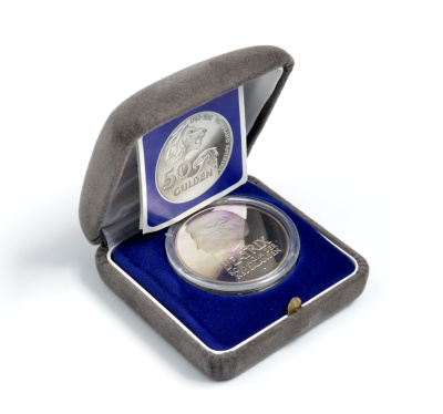 Нидерланды 50 гульденов 1982 голландско-американская дружба, королева Беатрикс, в оригинальной коробке, с сертификатом KM 207 серебро PROOF 7-4-1-47