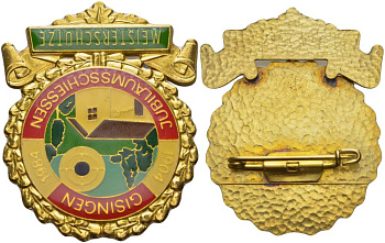 ГЕРМАНИЯ ЗНАЧОК СНАЙПЕРА 1984 ЮБИЛЕЙНЫЙ ЗНАК СТРЕЛКОВОГО КЛУБА ГОРОДА КИССИНГЕН (СААРЛЕНД), 80 ЛЕТ КЛУБУ (1904-1984), С ЗАСТЁЖКОЙ жёлтый металл 1082-10-43