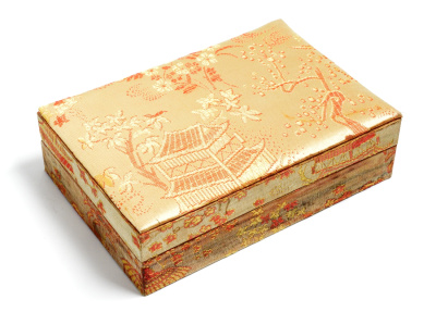 Китай и Канада, набор из 2 монет: 10 юаней 1998 и 5 долларов 1998, 60 лет прибытию канадского хирурга Нормана Бетьюна в Китай, в оригинальной коробке с сертификатом, встречаются только в PROOF наборах KM 1157, 316 серебро PROOF 4-3-2-03