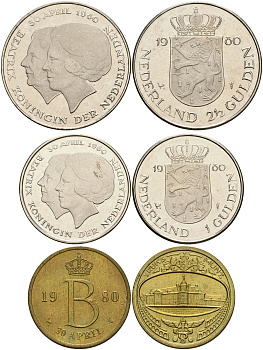 Нидерланды набор из 2 монет и 1 жетона монетного двора 1 гульден 2 1/2 гульдена в оригинальной коробке с сертификатом 1980 коронация Беатрикс KM 200, 201 медно-никель  UNC  2-4-2-51